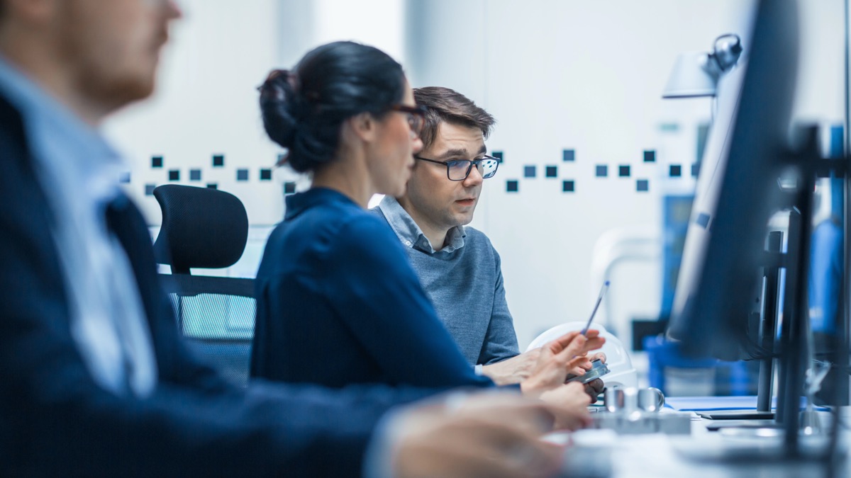 Équipe IT travaillant ensemble